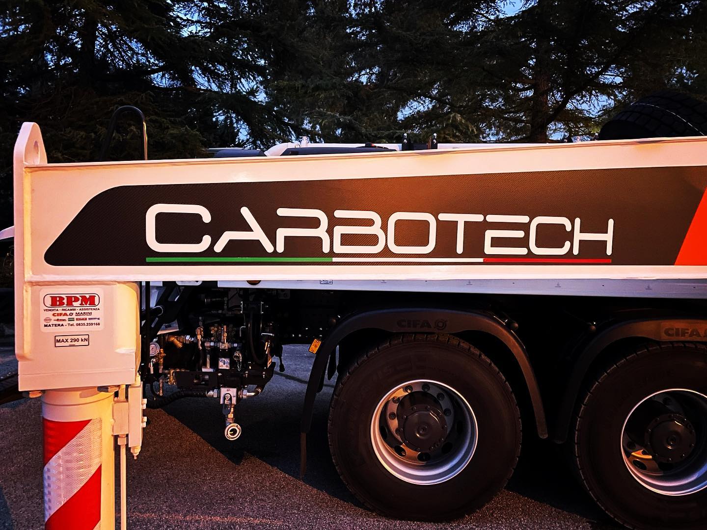 Un altro tassello messo. La tecnologia ai massimi livelli. K47H con due elementi del braccio di distribuzione in carbonio.
#bpmsrl #bpmsrlmatera #cifa #k47h #calcestruzzo #pompa #concrete #pump #service #puglia #basilicata #original #power #ontheroad #newarrivals #work #technology #machinery #heavymachinery #construction #constructionequipment #heavyequipment #operator #earthmoving #carbotech