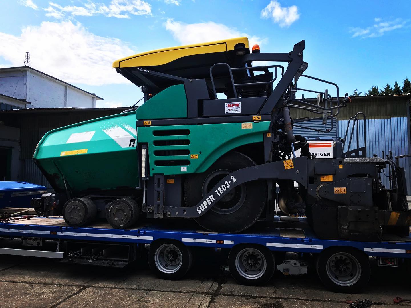Completamente revisionata e pronta per ricominciare. L’efficienza del servizio di assistenza dovrebbe essere il primo metro di valutazione quando si acquista un mezzo. #vögele #wirtgen #s1803 #finitrice #pavers #johndeere #bpmsrl #bpmsrlmatera #power #ontheroad #service #news #newarrivals #work #technology #used #start #newadventures #customer #machinery #heavymachinery #heavyequipment #construction #concrete #asphalt #earthmoving #operator