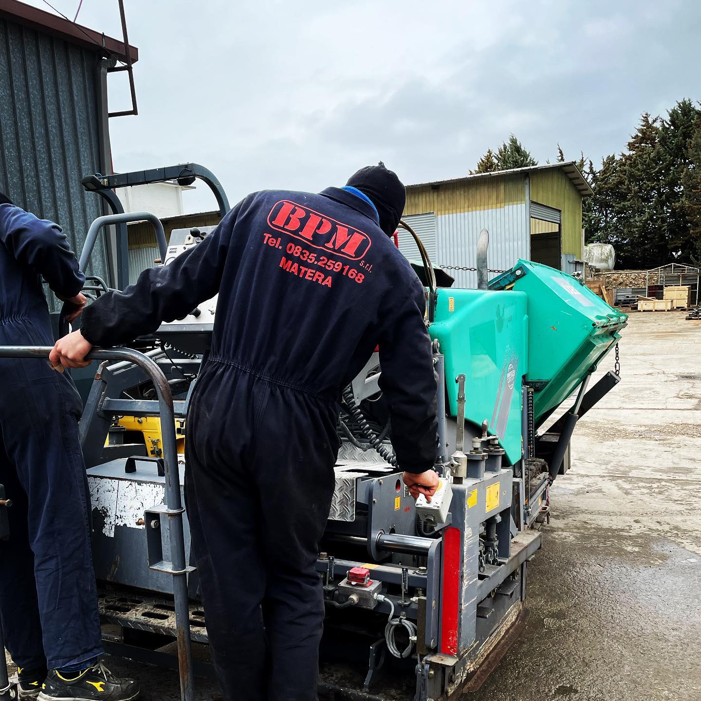 Quando il clima non permette, è il momento giusto per dedicarsi alle manutenzioni. #assistenza #bpmsrl #bpmsrlmatera #vogele #wirtgengroup #s800 #finitrice #asfalt #paver #service #puglia #basilicata #original #power #ontheroad #newarrivals #work #technology #machinery #heavymachinery #construction #constructionequipment #heavyequipment #operator #earthmoving