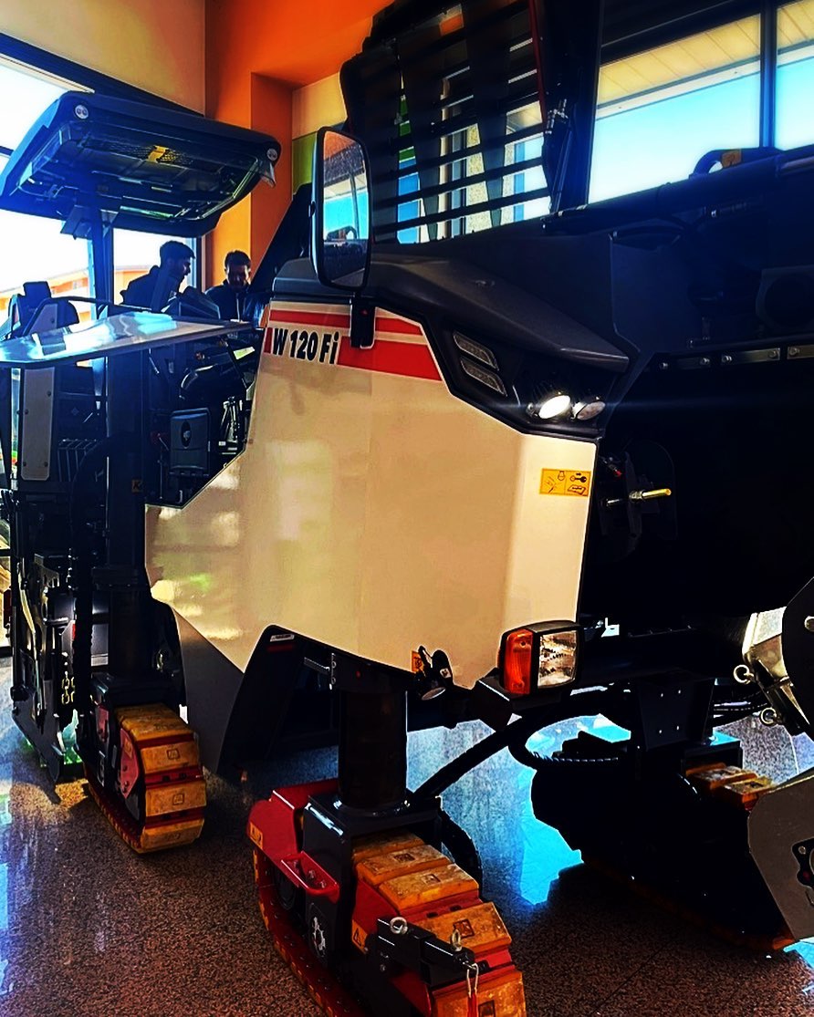 Un altro balzo in avanti. Tecnologia ed innovazione senza eguali. La nuova linea di frese compatte W100/120/130 serie Fi.
#ontheroad #fresa #wirtgen #w120fi #serieFi #check #spareparts #original #ricambioriginali #closetoourcustomers #bpmsrl #bpmsrlmatera #power #service #news #newarrivals #work #technology #customer #machinery #heavymachinery #heavyequipment #construction #concrete #asphalt #earthmoving #operator #wirtgengroup #inarrestabile