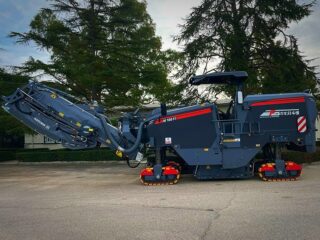 Finalmenteeee!!! La nuova fresa W150 serie Fi ha preso forma. Per info contattateci.
#ontheroad #fresa #wirtgen #w150fi #serieFi #check #spareparts #original #ricambioriginali #closetoourcustomers #bpmsrl #bpmsrlmatera #power #service #news #newarrivals #work #technology #customer #machinery #heavymachinery #heavyequipment #construction #concrete #asphalt #earthmoving #operator #wirtgengroup #inarrestabile